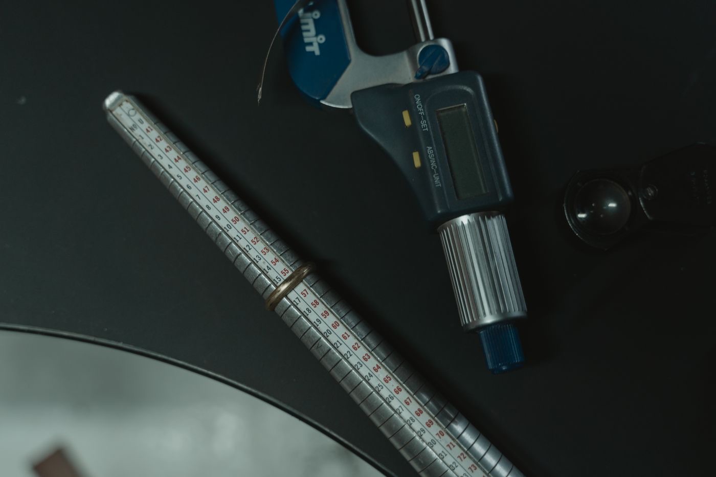 Jewellery caliper and tools used to measure inside diameter in millimetres.