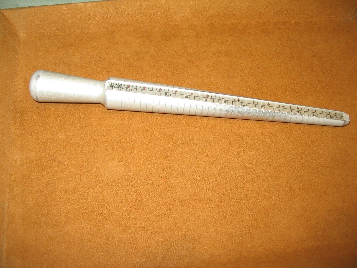 Professional ring diameter gauge marked in millimetres.